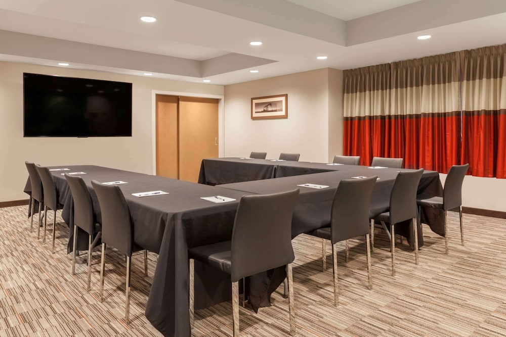 Microtel Inn & Suites by Wyndham Oyster Bay 46/56