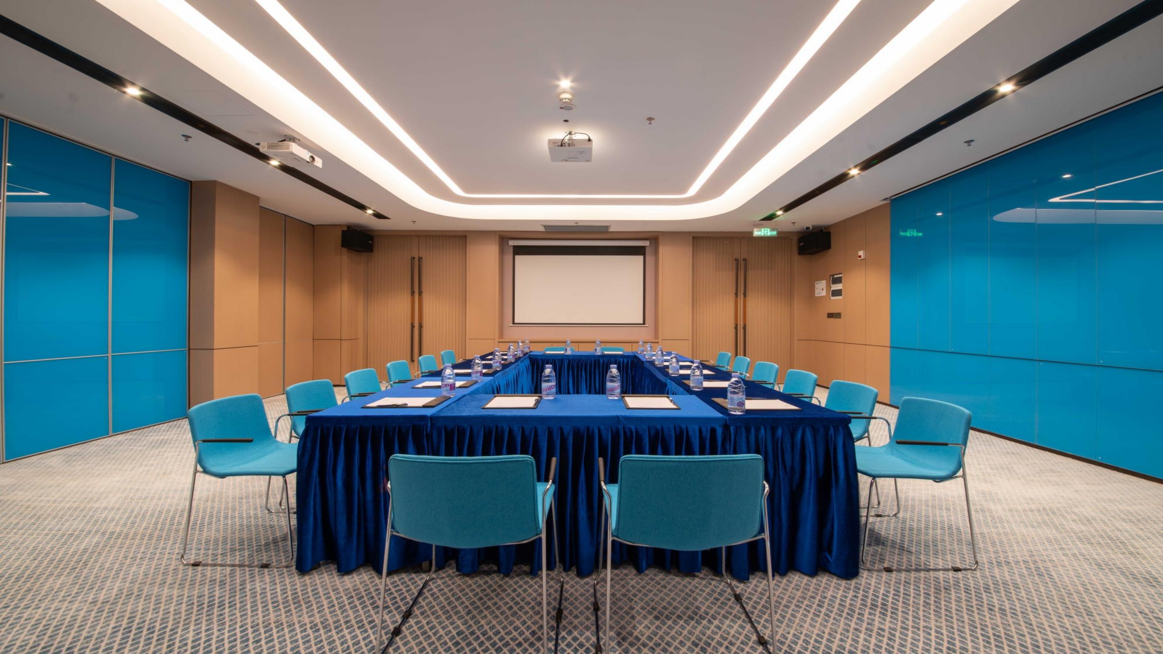 Holiday Inn Express Shenzhen Longhua 71/77