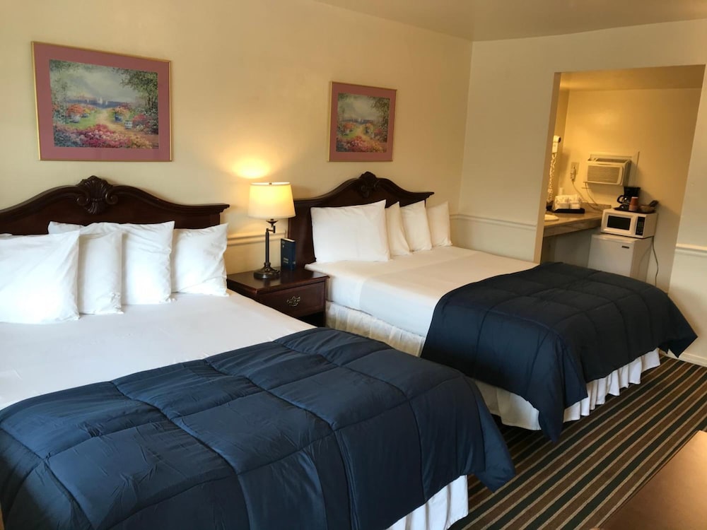 Monterey Pines Inn 22/42