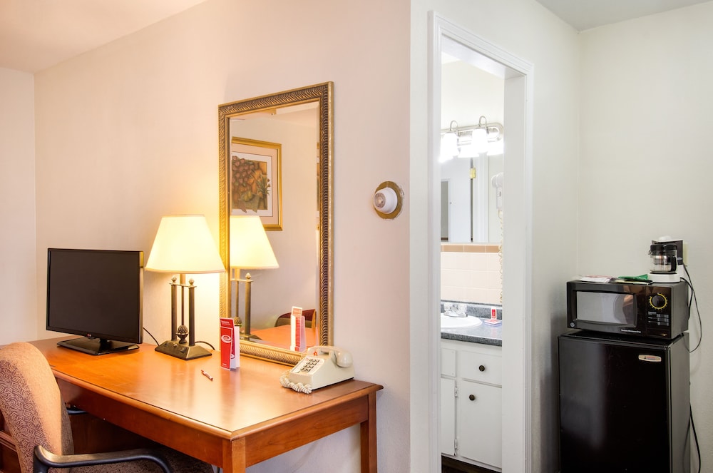 Econo Lodge Inn and Suites Northborough MA 12/22