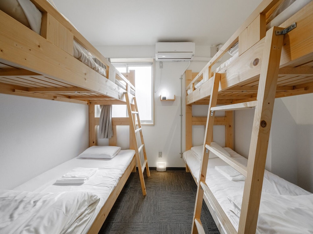 STANDARD, SHARED BATHROOM