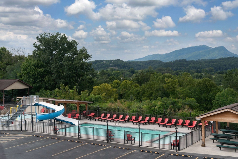 Howard Johnson By Wyndham Pigeon Forge 38/68