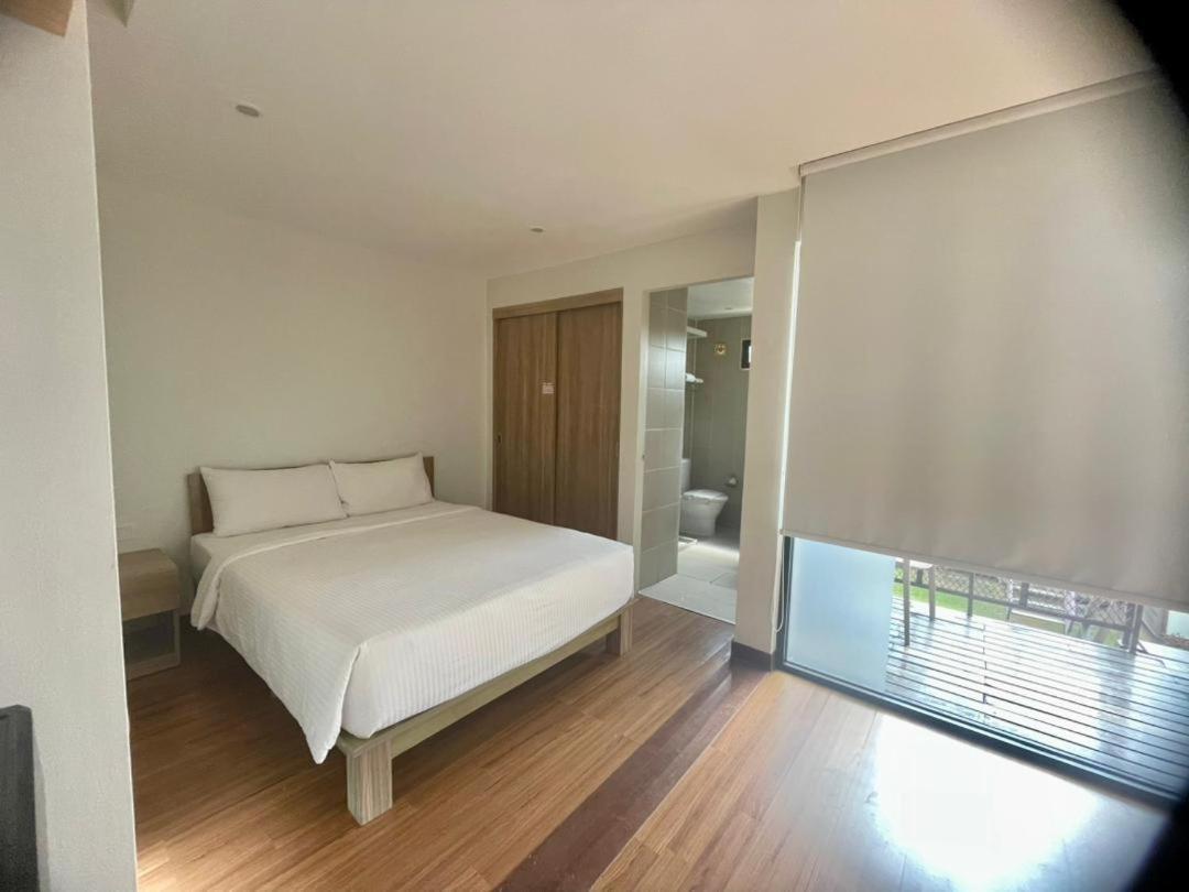 Petite, Studio, Queen Bed
