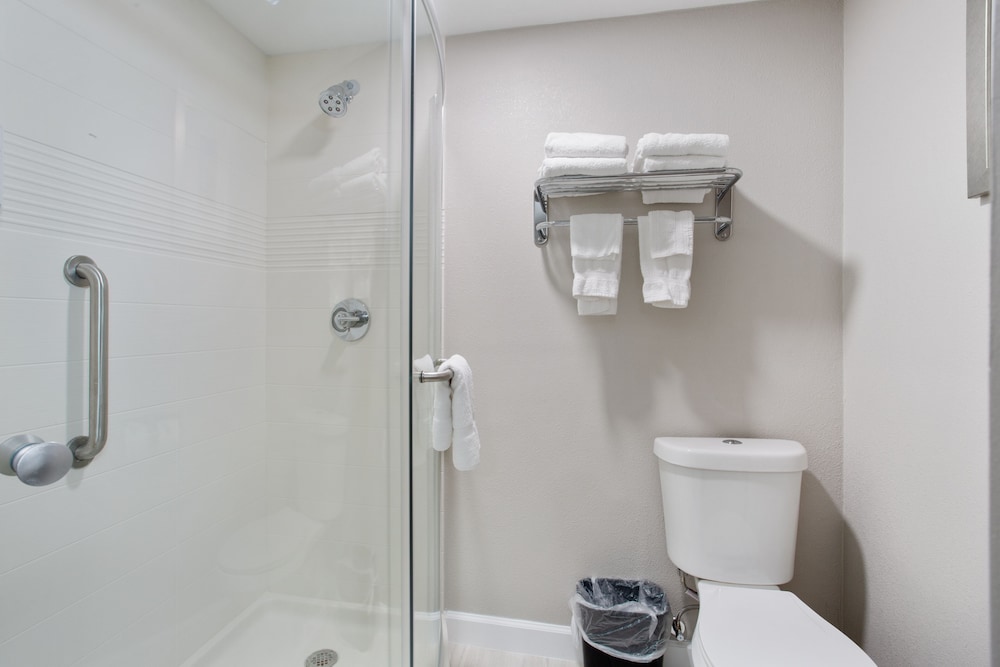 Orangewood Inn & Suites Kansas City Airport 15/37