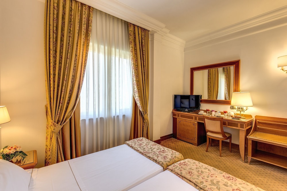 Pinewood Hotel Rome 18/70