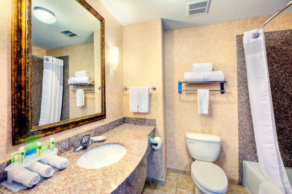 جناح بسريرين كوين مع أريكة، Holiday Inn Express And Suites Granbury 5/6