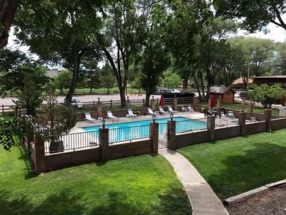 Austin\'s Chuckwagon Motel 33/41
