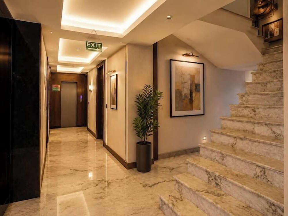 Staybook Hotel Nitya Maharani 32/50