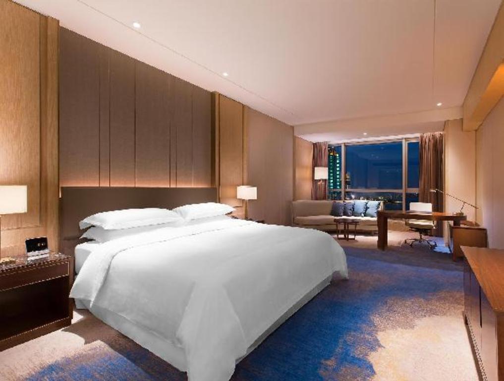 1 Bedroom, Suite, King Bed, City View, Club Lounge Access, Large