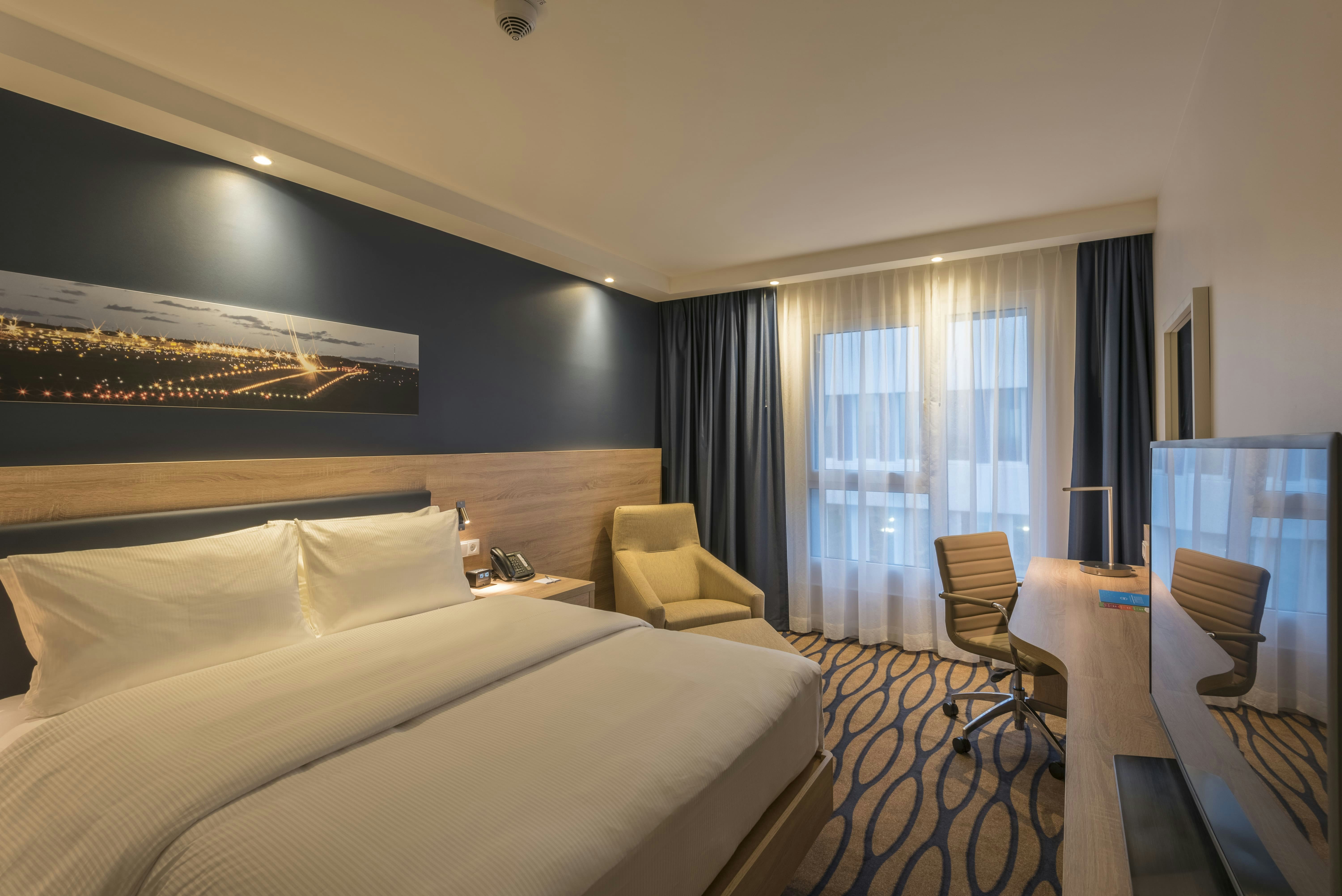 ROOM, QUEEN BED