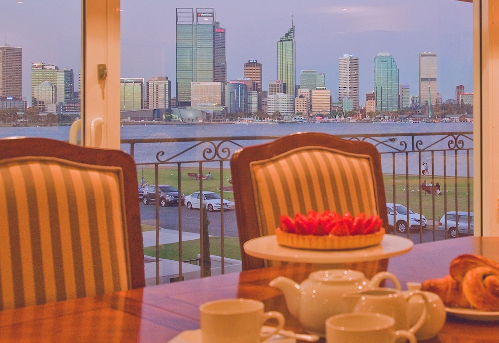 The Peninsula Riverside Serviced Apartments 57/73