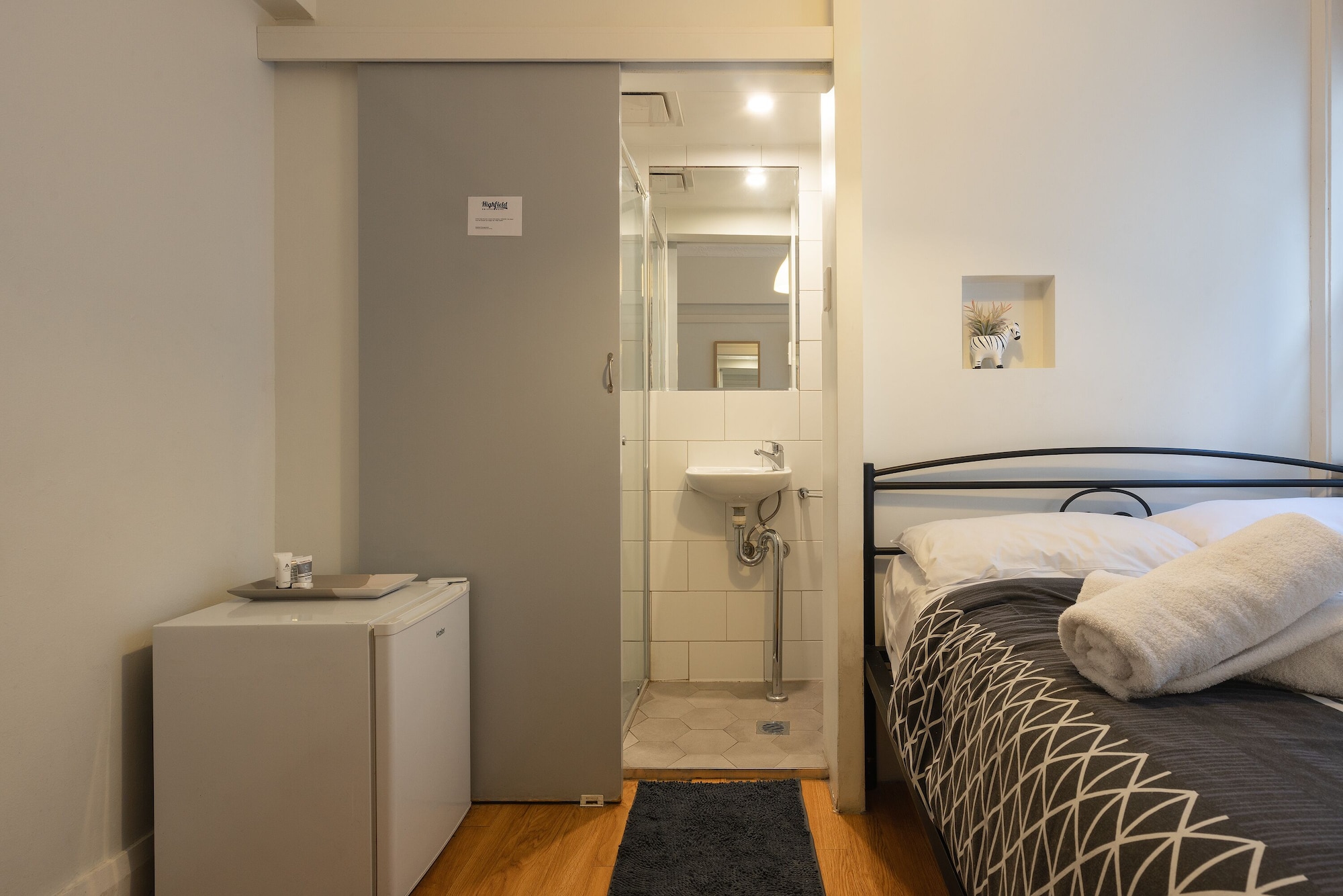 ROOM, DOUBLE BED