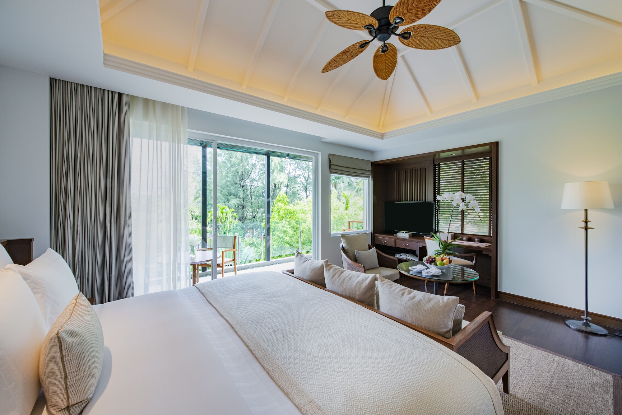 2 Bedrooms, Pool, Suite, King and Twin Beds 3/10