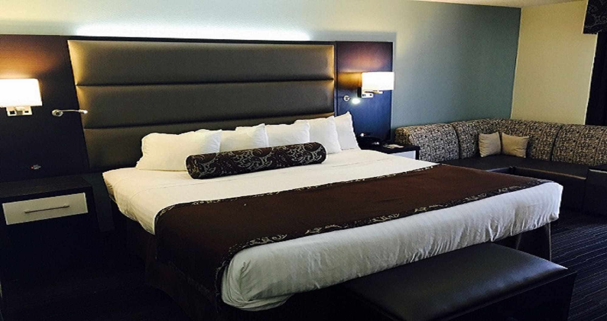 BUSINESS, KING BED, BALCONY OR PATIO