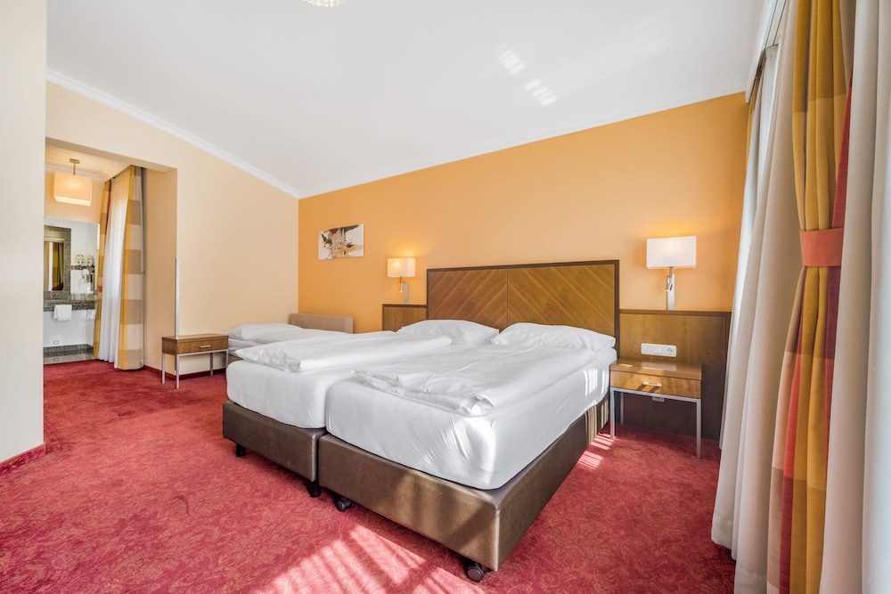 غرفة ثلاثية بسرير مزدوج وسرير فردي، Villa Ceconi By Das Grune Hotel Zur Post - 100 Bio 5/10