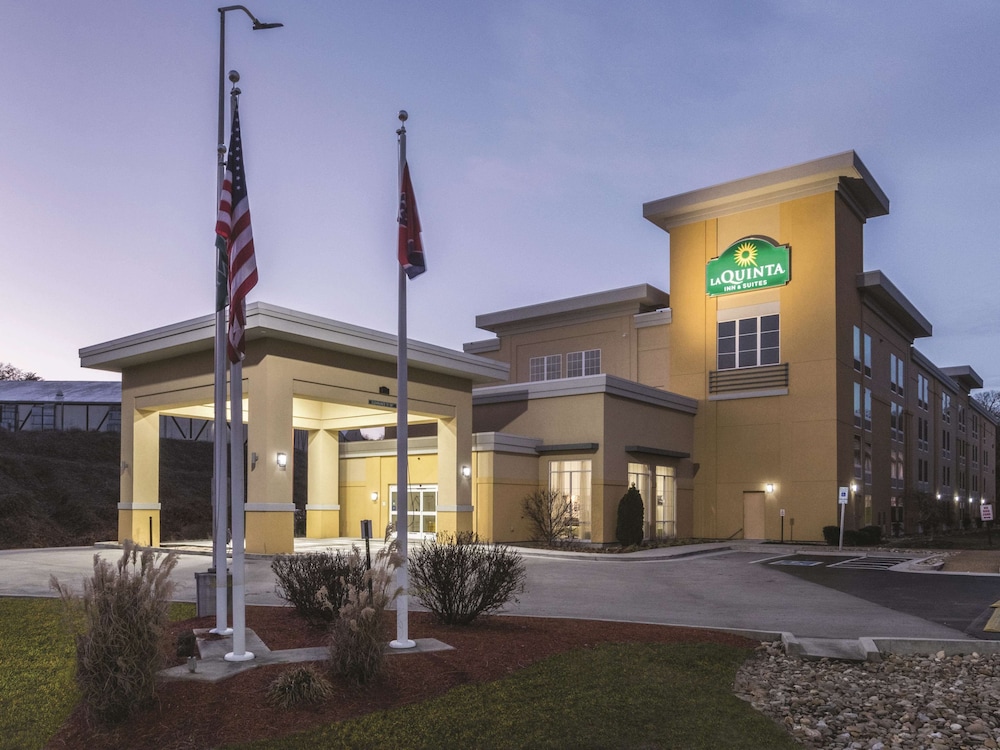 La Quinta Inn & Suites by Wyndham Knoxville Papermill 1/45