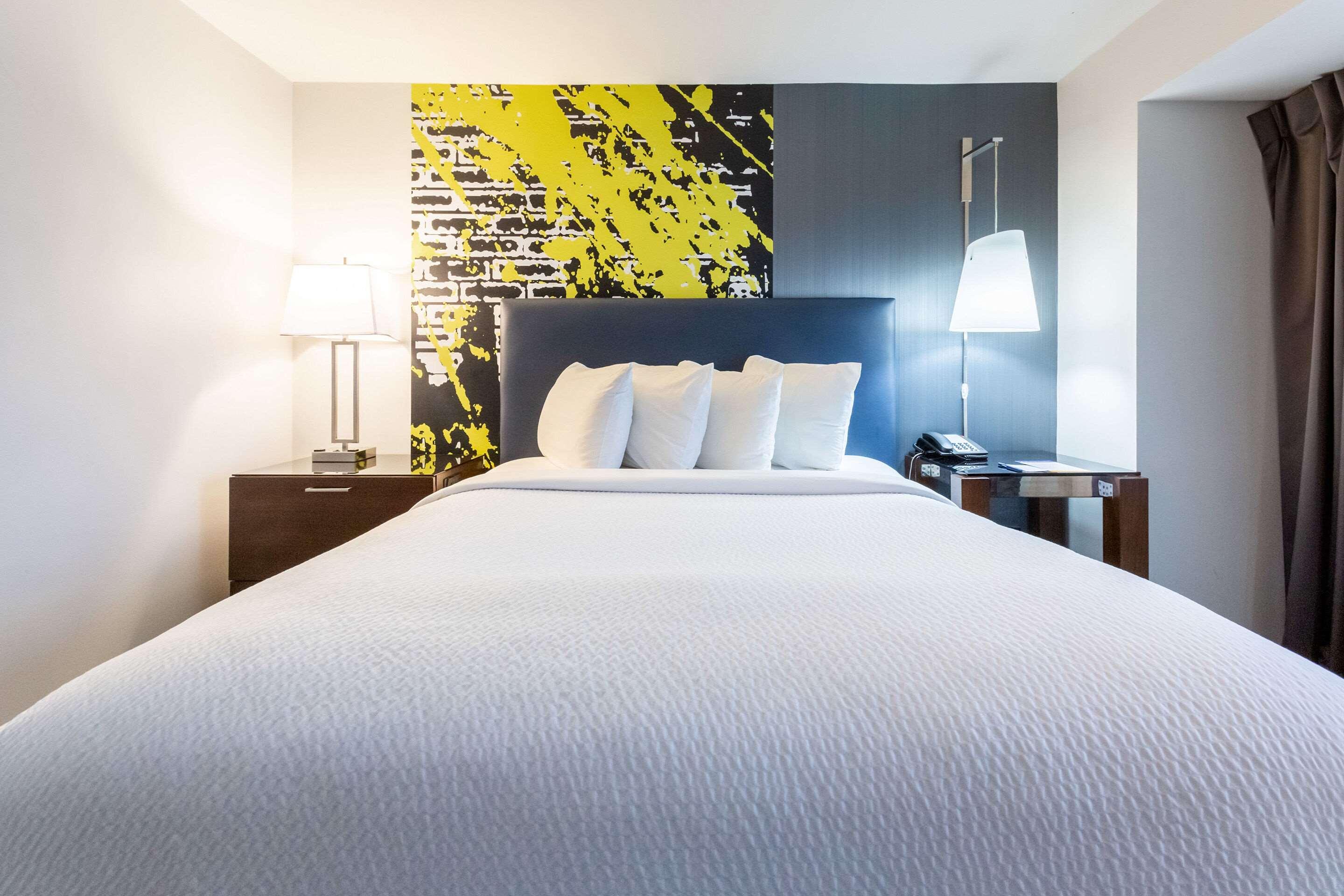 ROOM, QUEEN BED