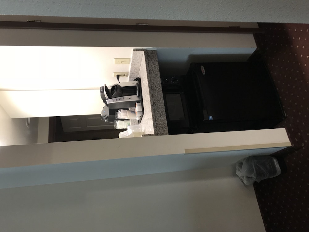 Holiday Inn Express Syracuse-Fairgrounds 32/75