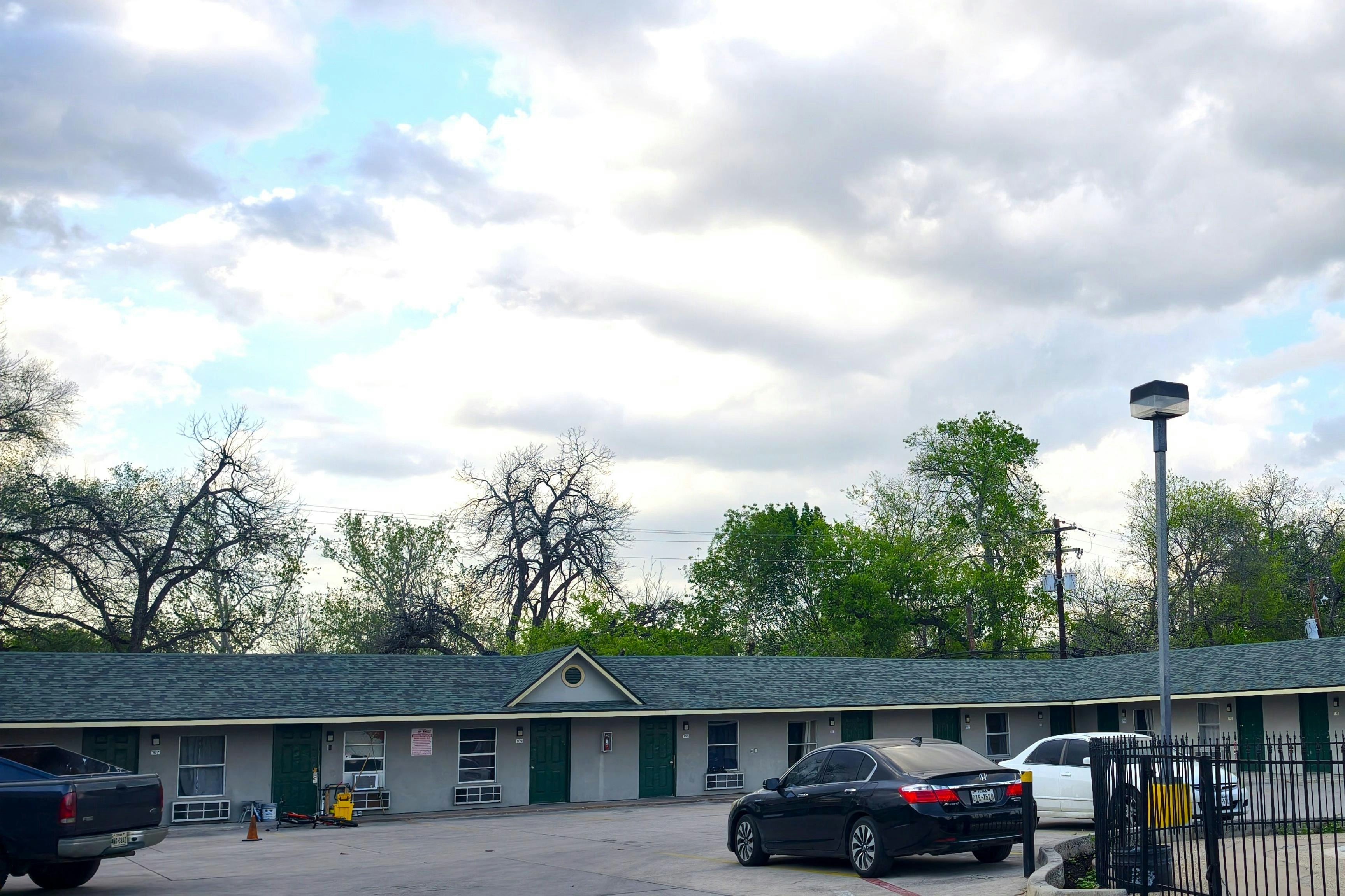 Best Budget Inn San Marcos, TX 26/31