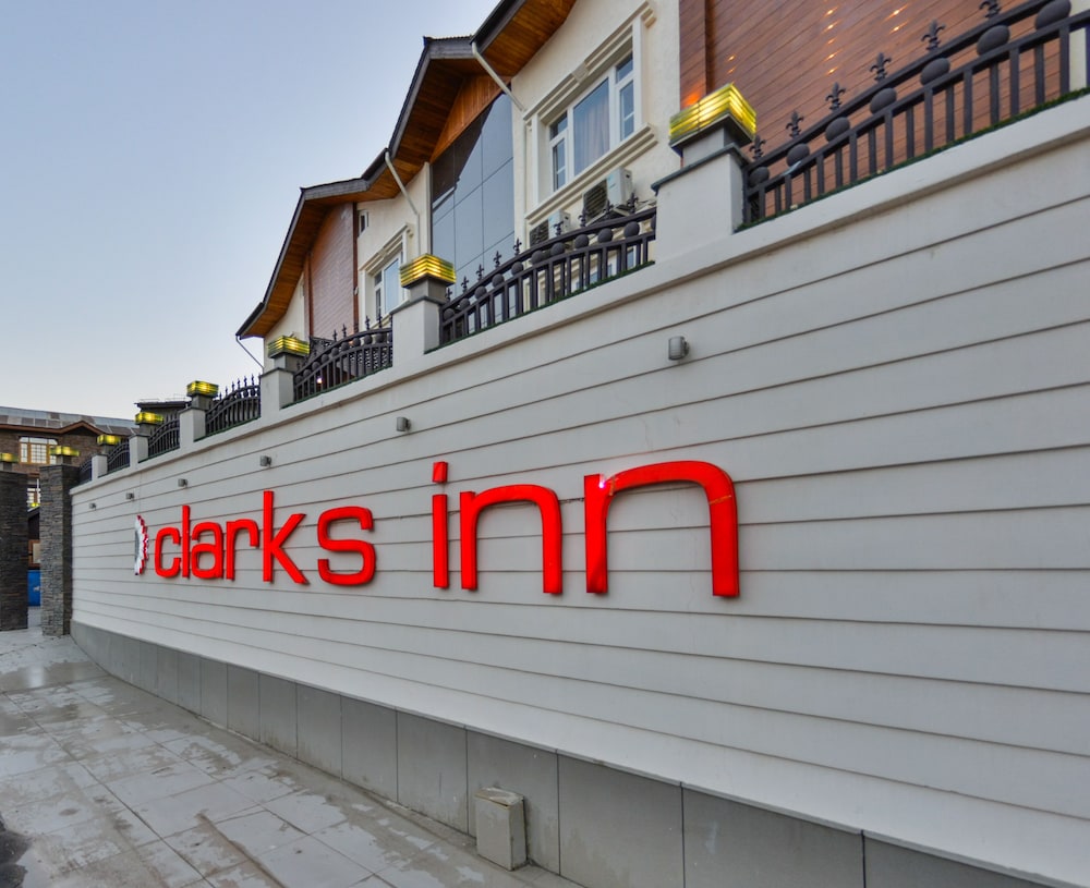 Clarks Inn Srinagar (Ex Hotel Spring Hills) 4/50