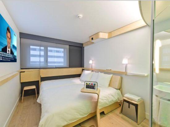 Connecting, 2 Double Beds