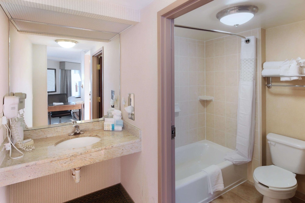 Hampton Inn & Suites Arlington Crystal City DCA 9/64