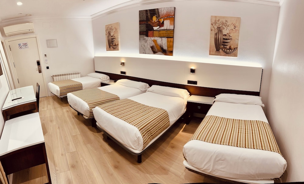 ROOM, QUADRUPLE
