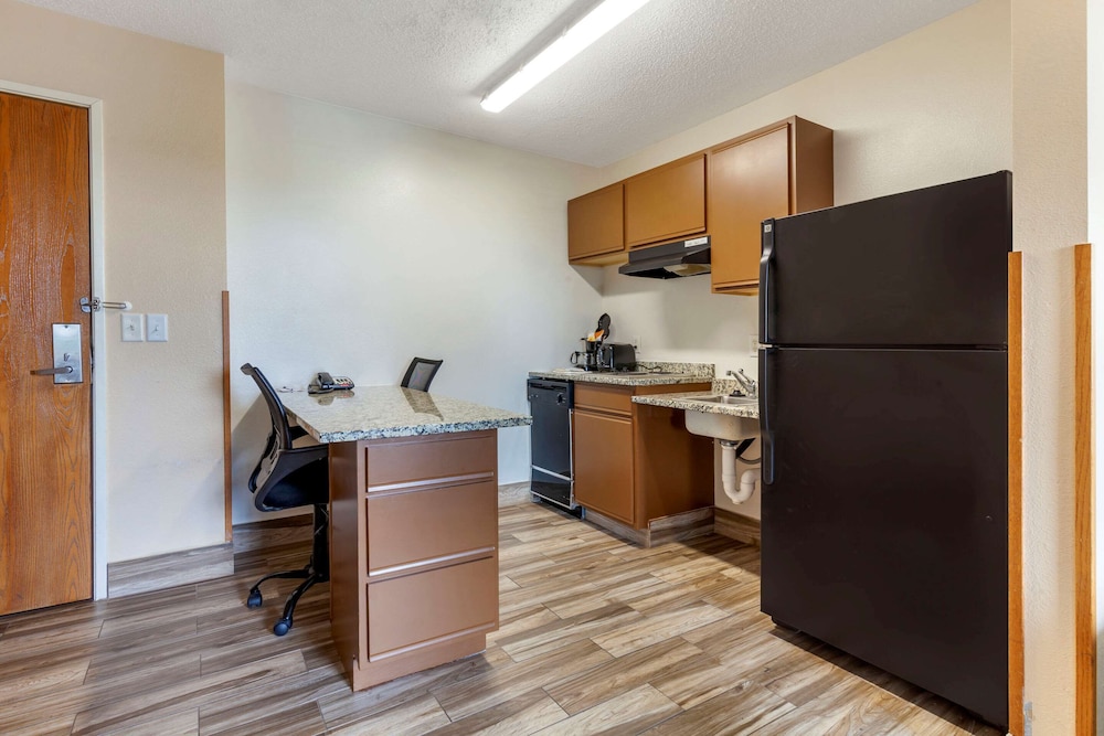 MainStay Suites Dubuque at Hwy 20 7/36