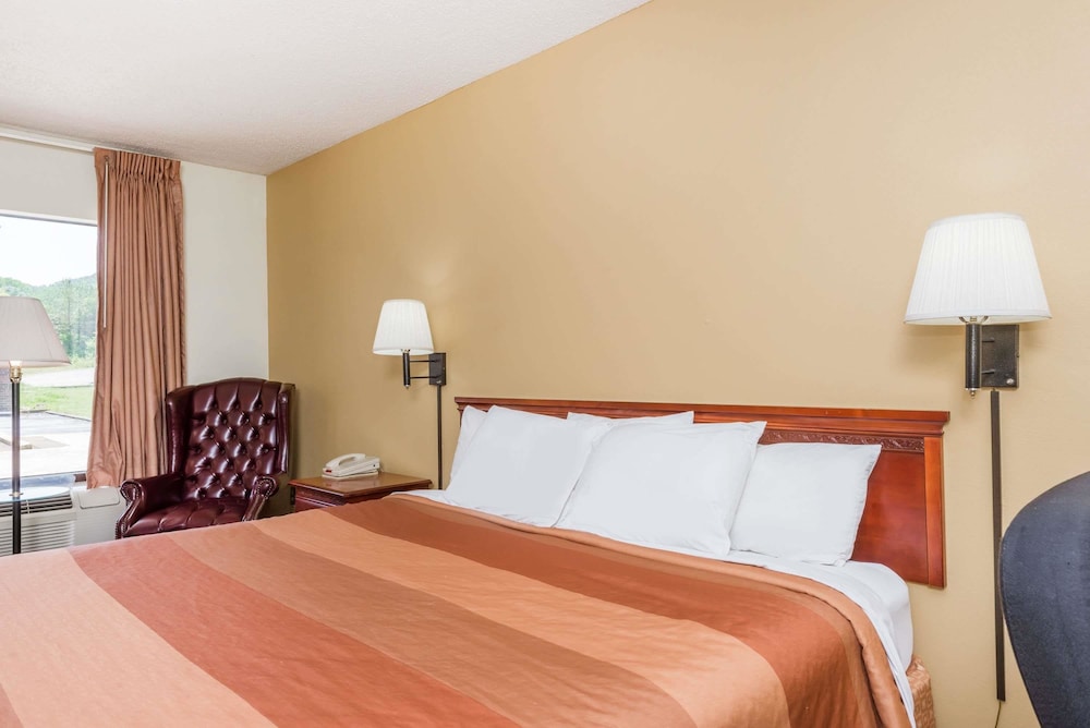 Days Inn By Wyndham Fort Payne 7/27