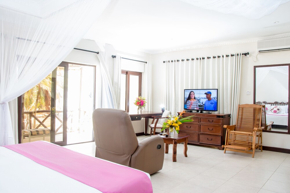 Jacaranda Indian Ocean Beach Resort 12/40