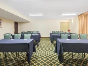 Days Inn by Wyndham Indianapolis Northeast 25/27