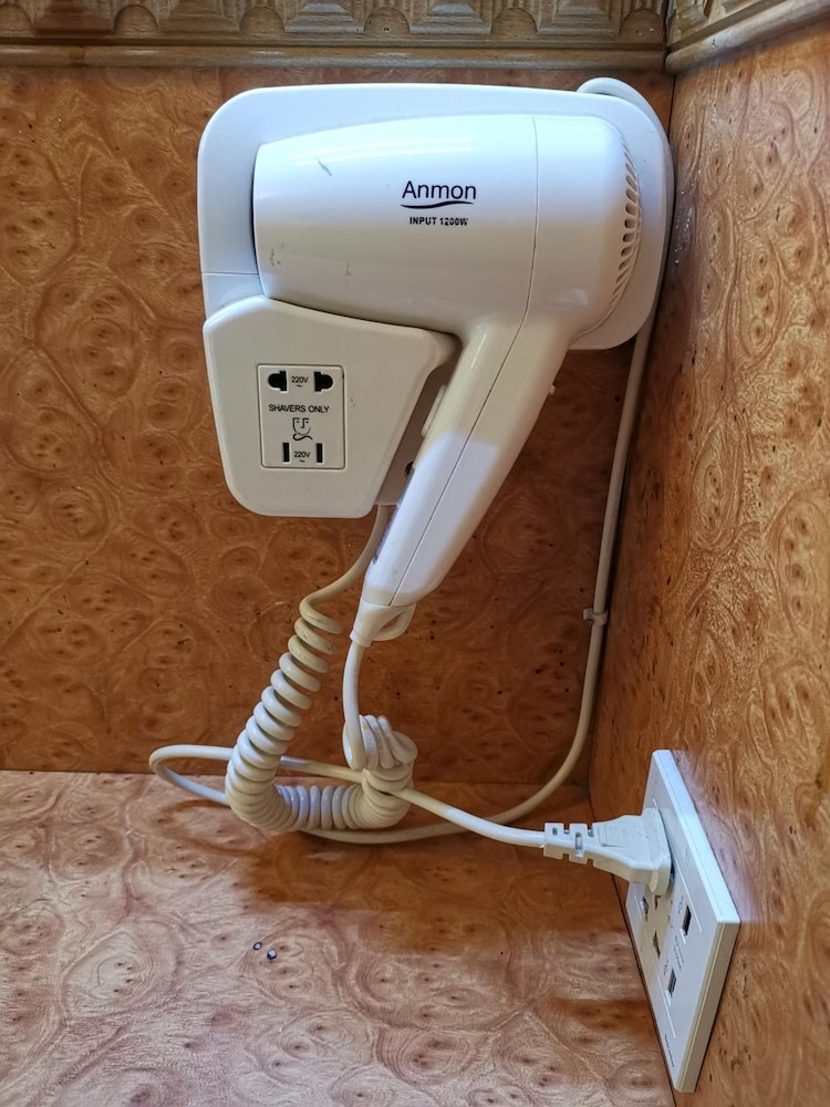 Pay-Less Guest House 33/50