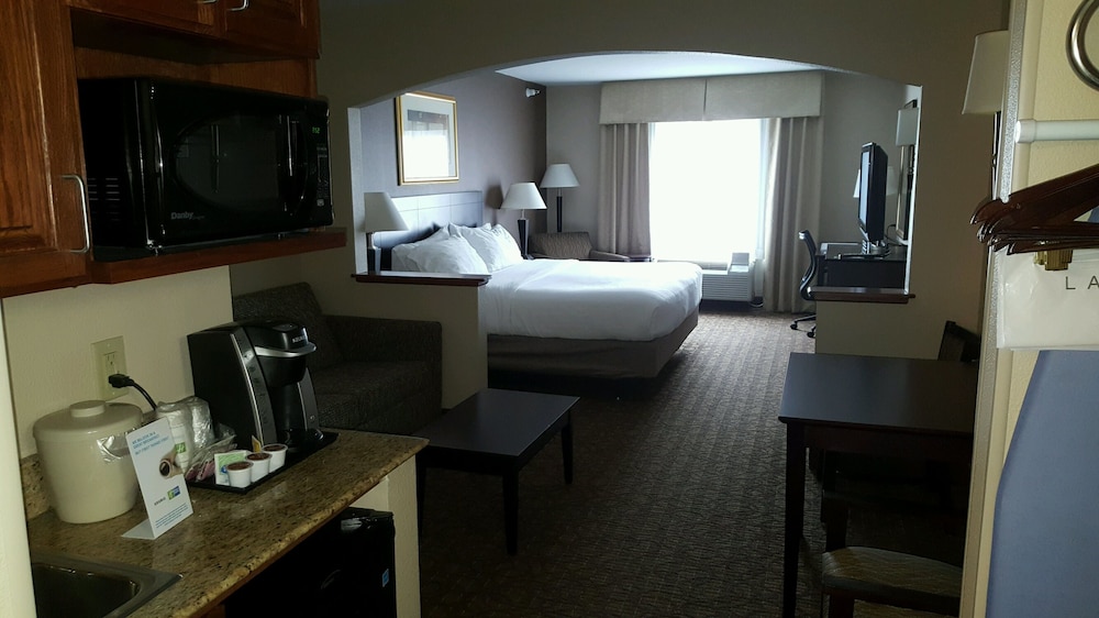 Holiday Inn Express Hotel Suites Concordia Us81 27/59