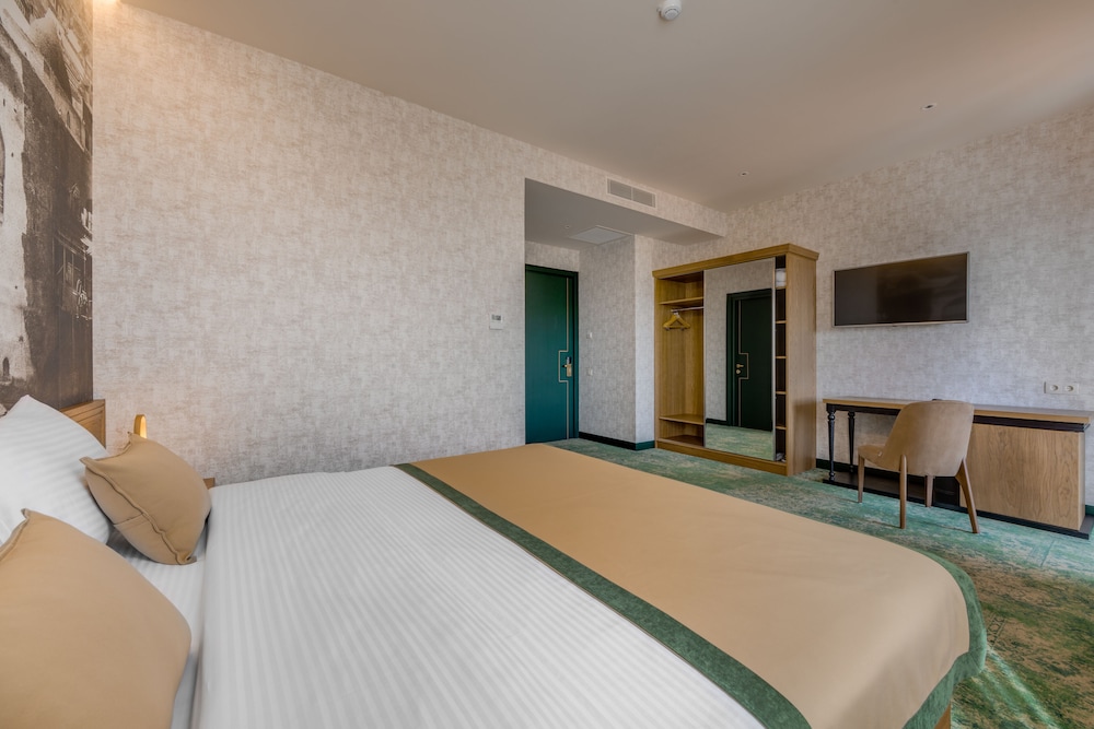Superior, King Bed, City View 2/7
