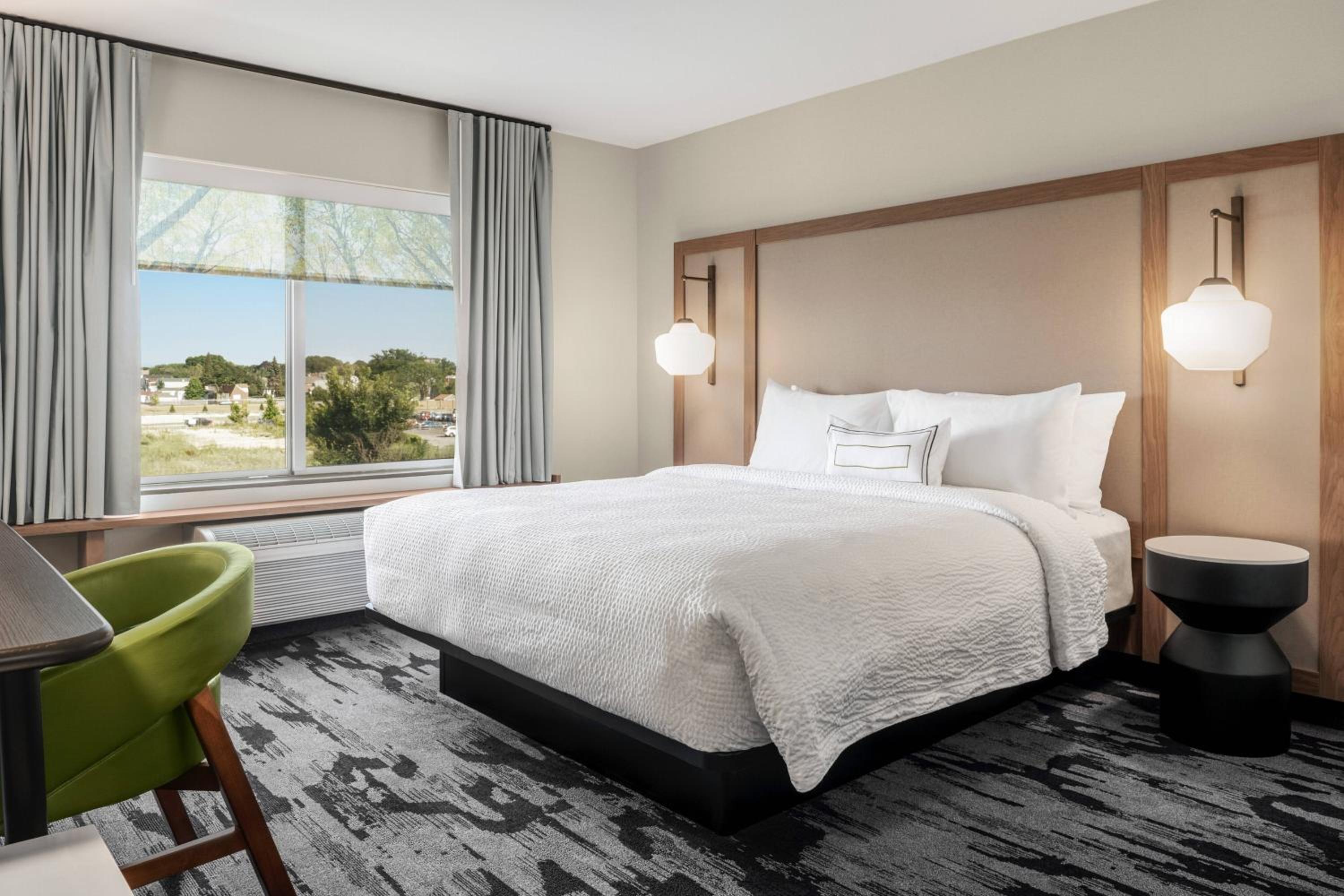 Guest Room, King Bed, City View