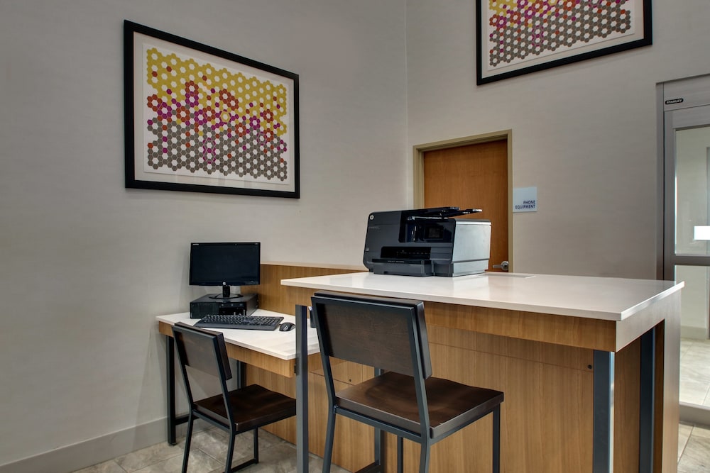 Holiday Inn Express & Suites Chicago North-Waukegan-Gurnee 45/50