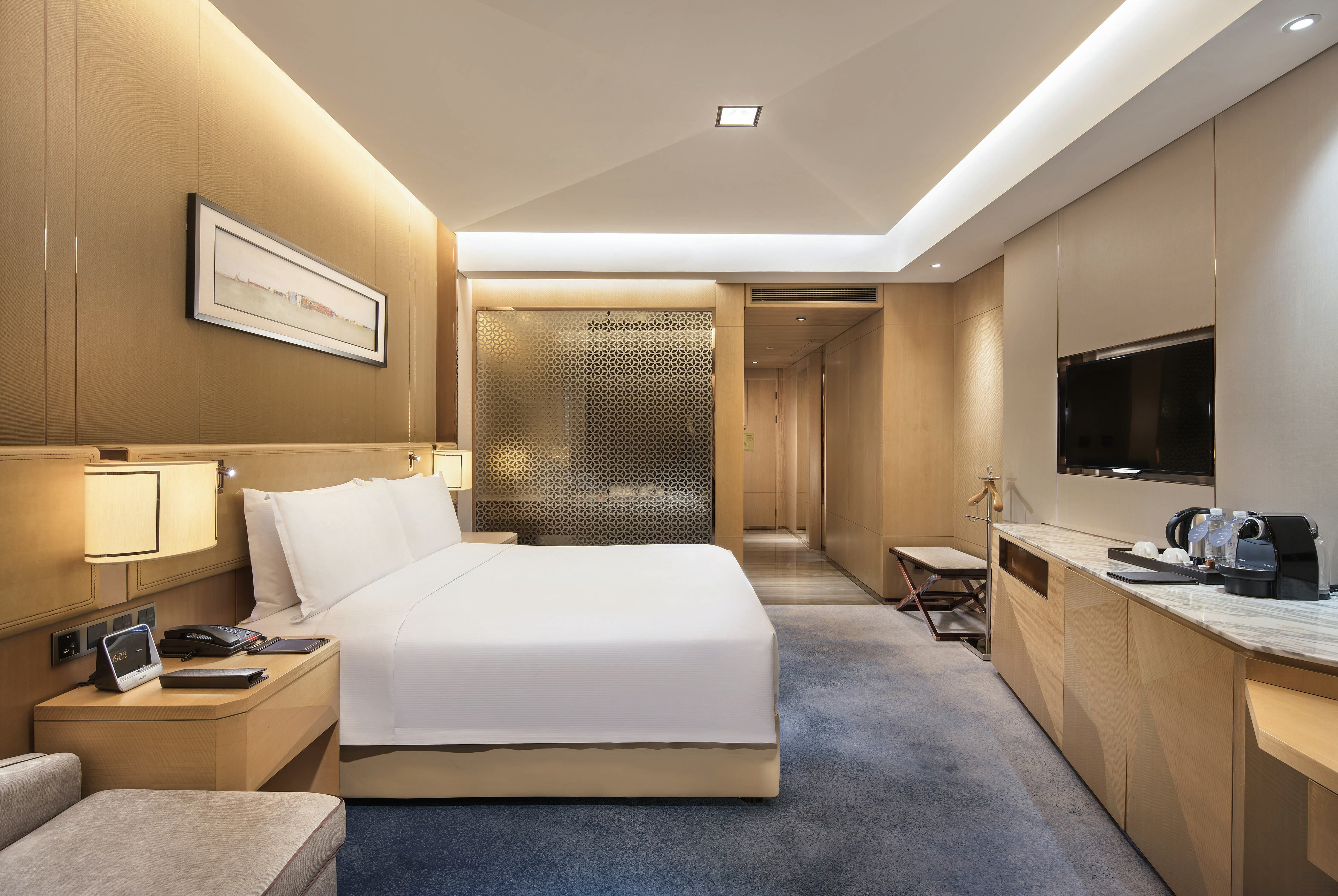 DELUXE, KING BED, HIGH FLOOR