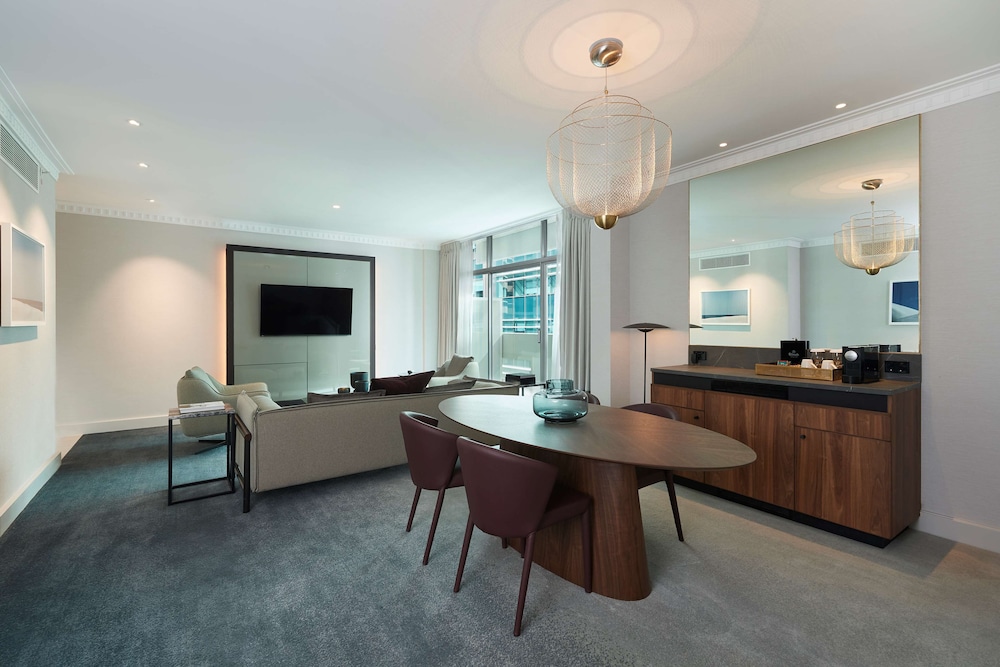Parmelia Hilton 53/65