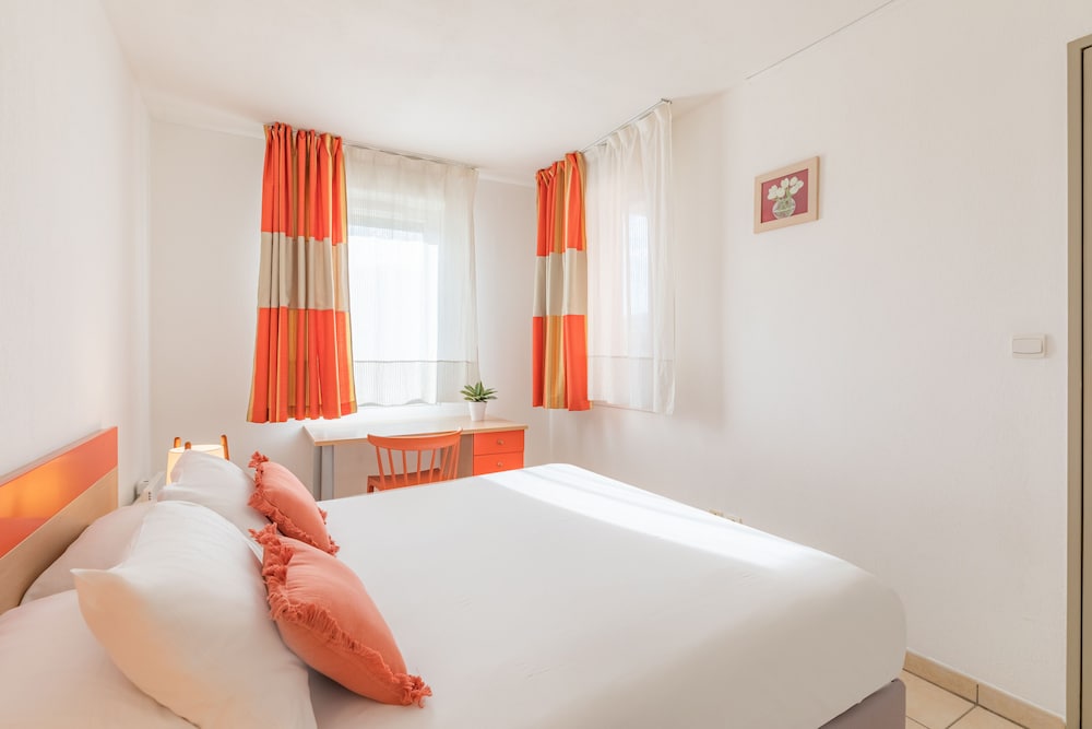 1 BEDROOM, APARTMENT