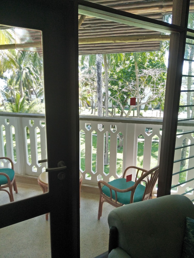Travellers Beach Hotel and Club 23/50