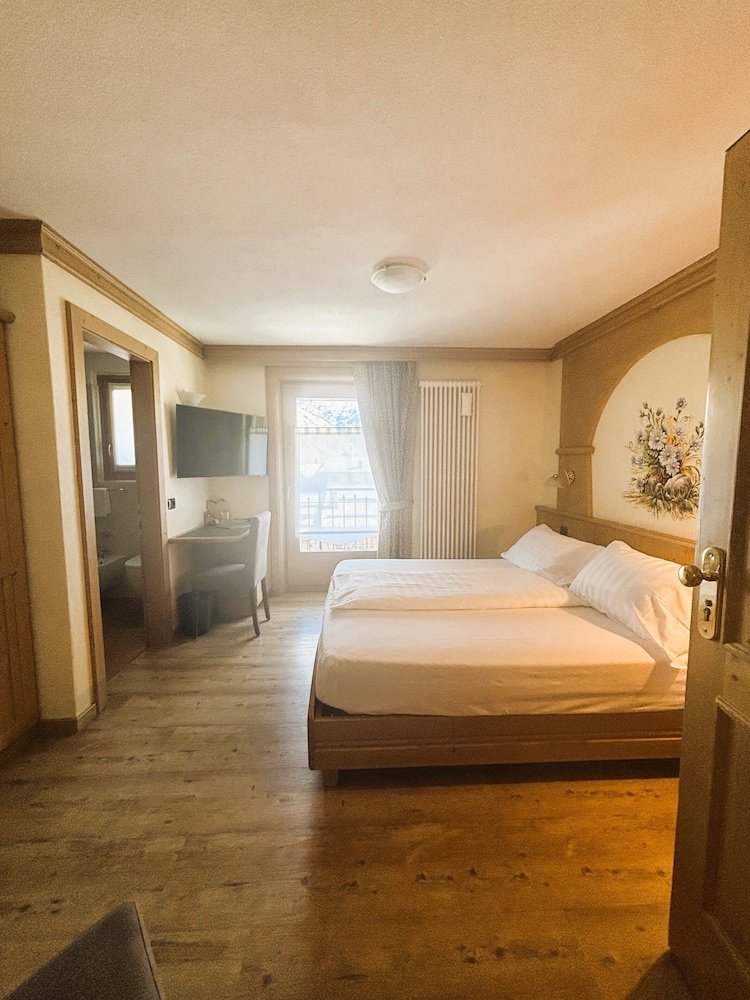 Crosal Hotel 14/50