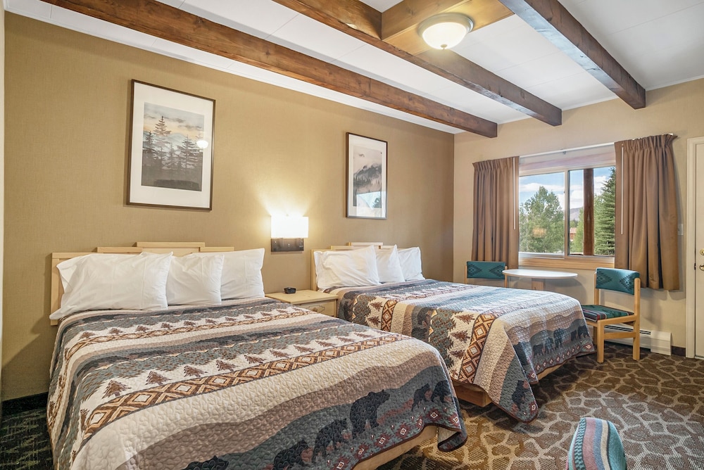Spirit Lake Lodge and Snowmobile Rentals 16/63