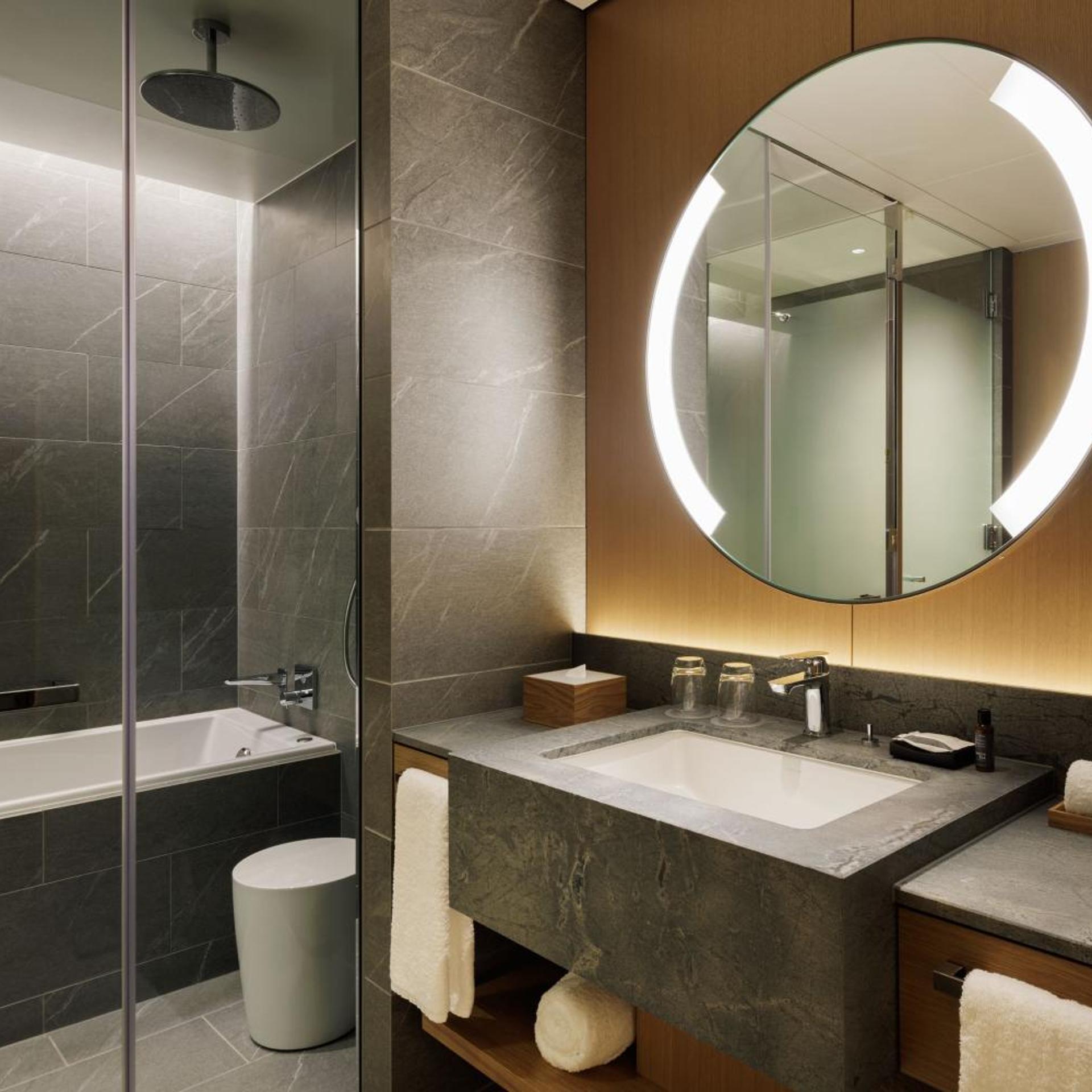 غرفة كلوب بسرير كينج بإطلالة على المدينة مع دخول صالة النادي، The Westin Yokohama 3/4