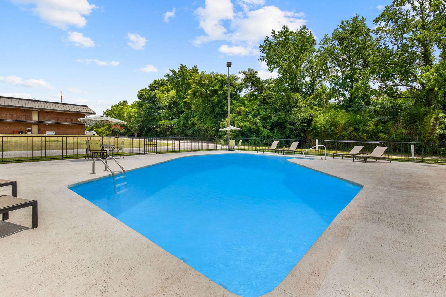 Days Inn by Wyndham - St. George, SC 38/41