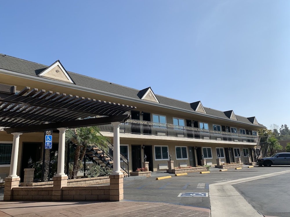 Walnut Inn & Suites 1/44