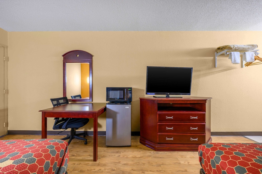 Econo Lodge Decatur South 25/28