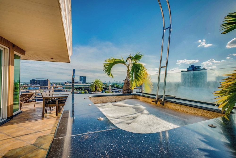 Fields Plaza Suites 35/65