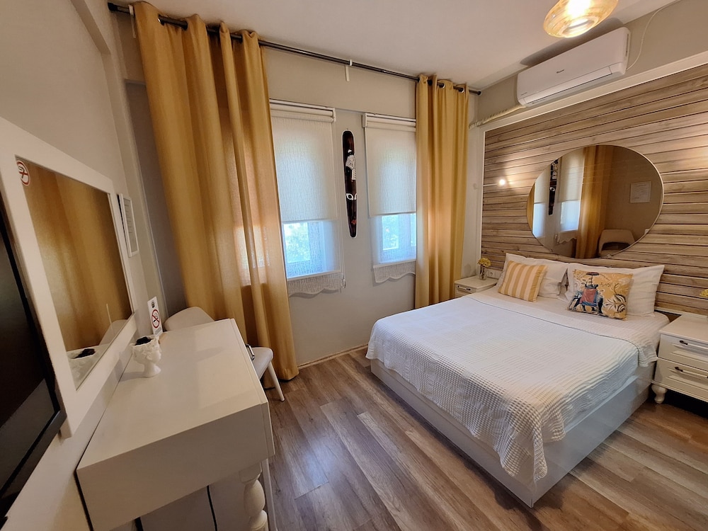 غرفة قياسية رباعية بسرير كوين وسريرين منفصلين بإطلالة على الحديقة، Karina Vineyard House 3/10