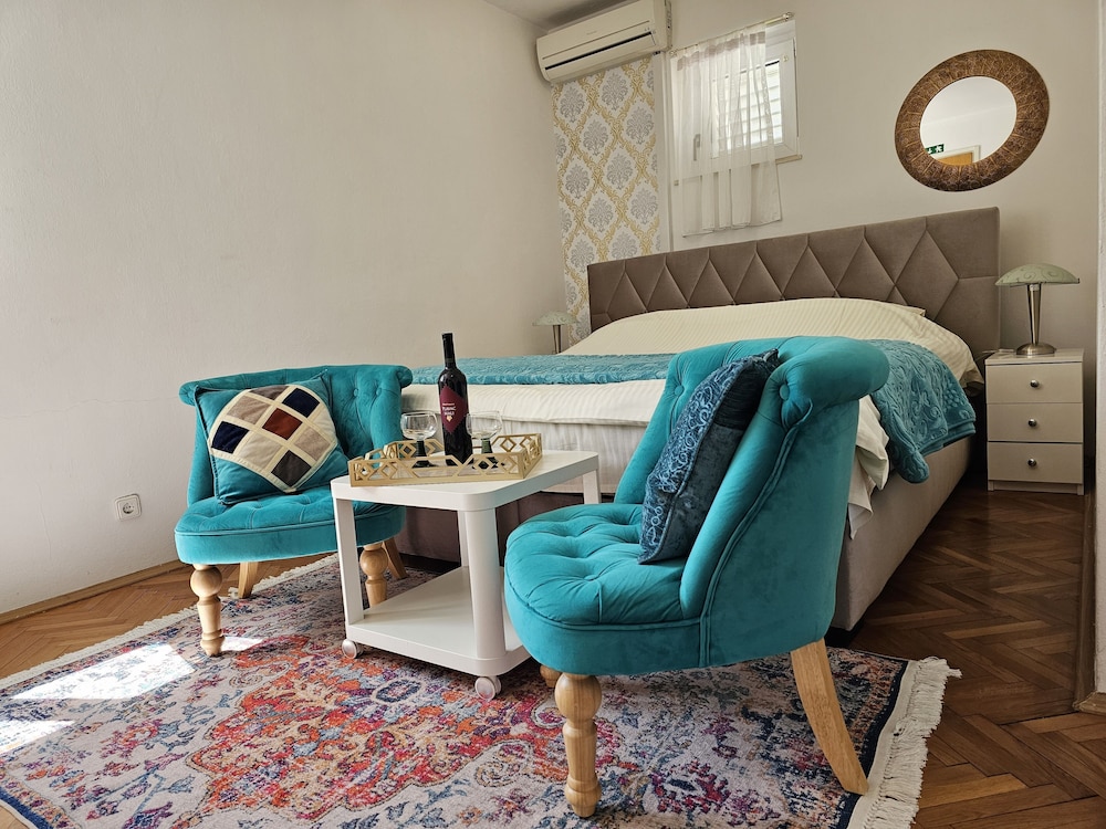 Adria Apartments 11/50