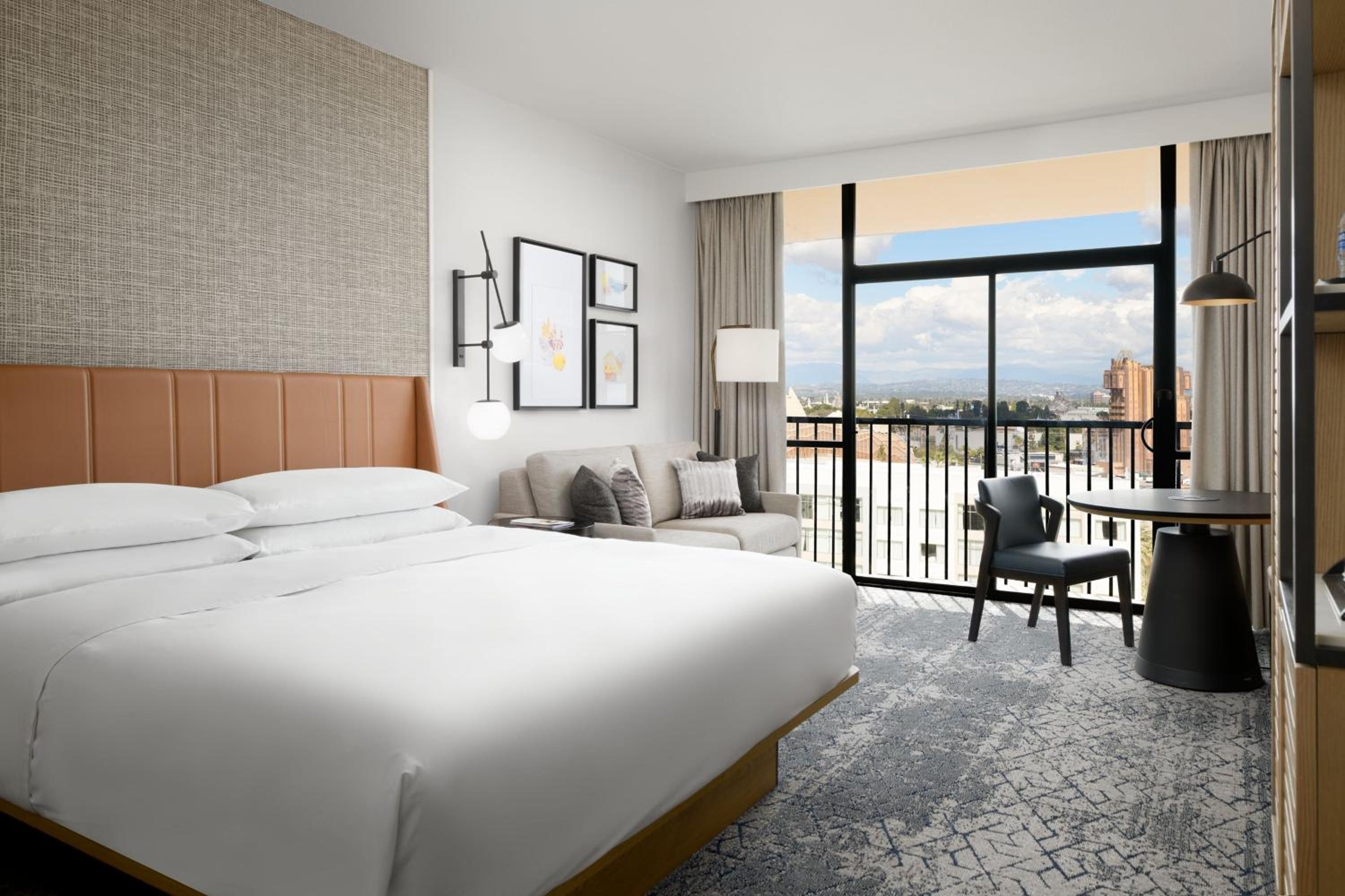 Guest Room, King Bed, Theme Park View, Club Floor, High Floor